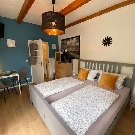 Kleines Doppelzimmer mit eigenem Bad und Kühlschrank, frisch saniert Friedrichskoog Exterior foto