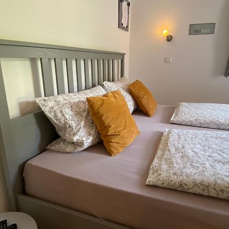 Kleines Doppelzimmer mit eigenem Bad und Kühlschrank, frisch saniert Friedrichskoog Exterior foto