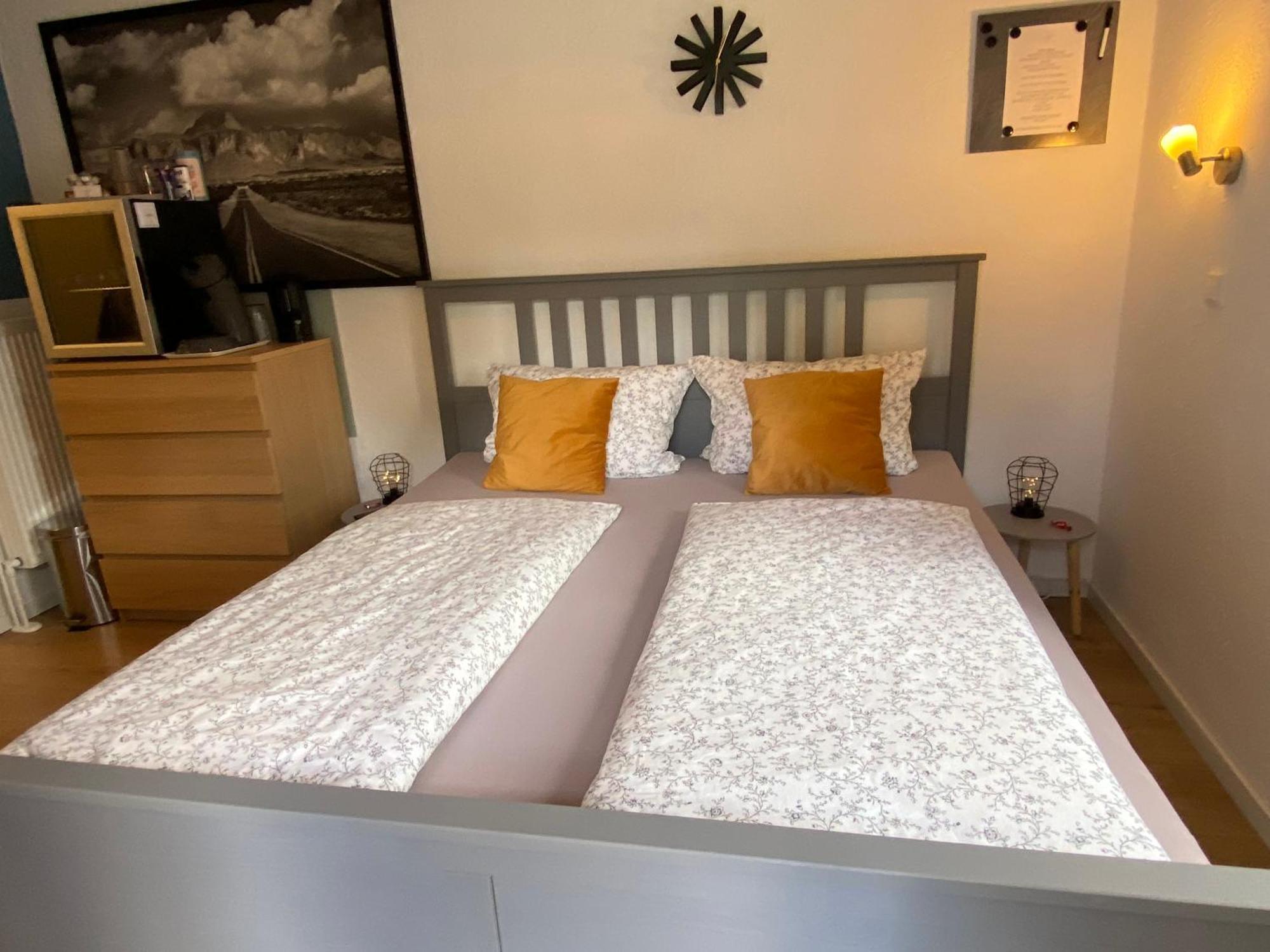 Kleines Doppelzimmer mit eigenem Bad und Kühlschrank, frisch saniert Friedrichskoog Exterior foto